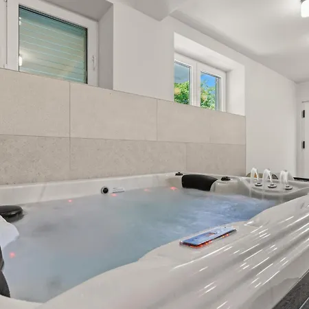 Vikendica Luxurious In With Sauna